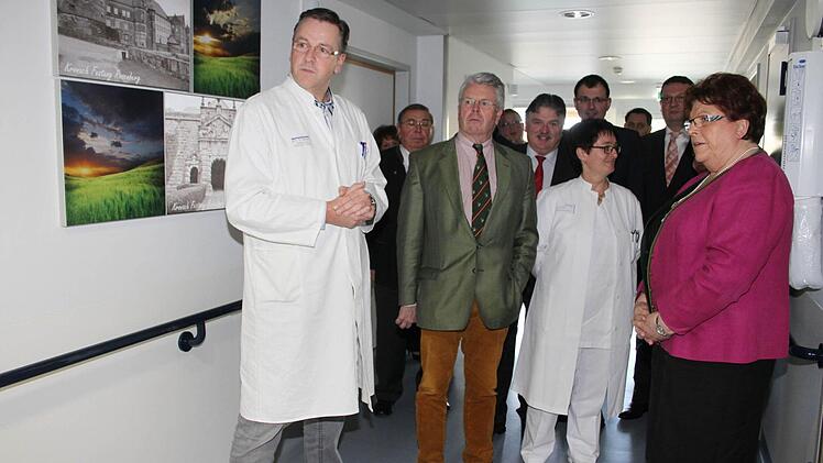 Die Flure der Fachklinik sind neu und freundlich gestaltet worden . mit Bildern aus der Region. Foto: Sonja Adam