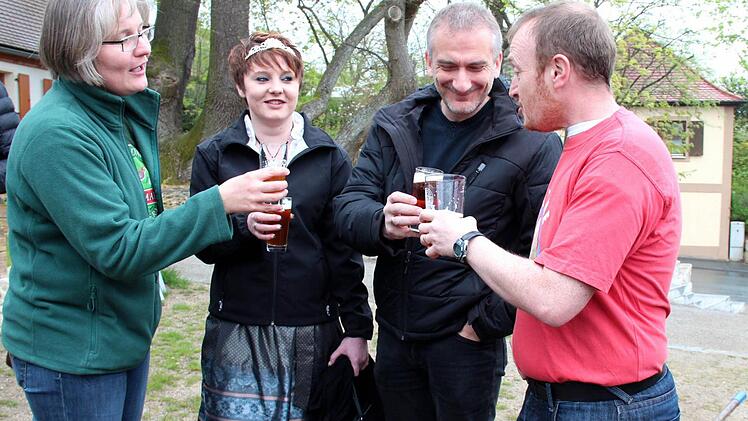 Dagmar Wennmacher, Vorsitzende des Freundeskreis Castlebar, Alexander Schulz und Iain Price stießen mit der Bierkönigin an. Foto: Johanna Blum