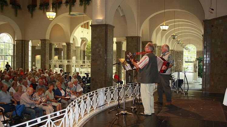 Gro&szlig; ist der Andrang des Publikums beim gemeinsamen Singen mit Edmund Seller und Robert Bauch in der Wandelhalle. Fotos: Sebastian Els&auml;sser