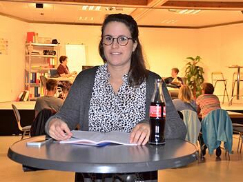 Nina Hahn ist der diesjährige Neuzugang der Waldfensterer Theatergruppe. Die 21-Jährige stammt aus Mitgenfeld und studiert Gesundheitsförderung. Hier wirft sie noch einen letzten Blick auf ihren Text. Im Hintergrund läuft derweil die Probe. Foto: Kathrin Kupka-Hahn