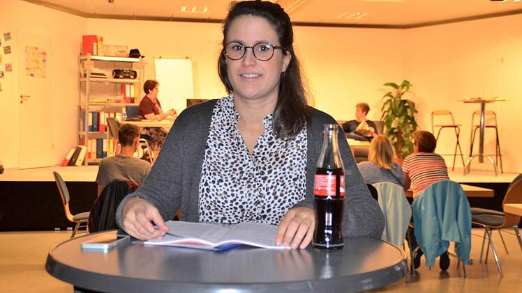 Nina Hahn ist der diesjährige Neuzugang der Waldfensterer Theatergruppe. Die 21-Jährige stammt aus Mitgenfeld und studiert Gesundheitsförderung. Hier wirft sie noch einen letzten Blick auf ihren Text. Im Hintergrund läuft derweil die Probe. Foto: Kathrin Kupka-Hahn
