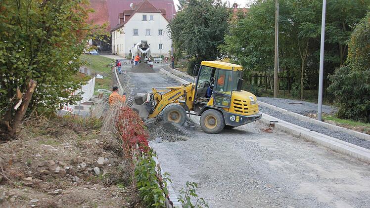 Der Unterbau der Kreisstraße ist gerichtet, der Kanal darin auch. Die Seitenstreifen sind jetzt an der Reihe. Foto: Ralf Kestel