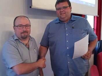 2. Bürgermeister Andreas Trägner (rechts) wünschte Mario Schmitt alles Gute für sein Amt. Foto: Heike Beudert