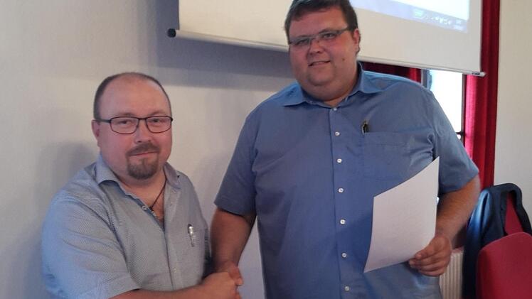2. Bürgermeister Andreas Trägner (rechts) wünschte Mario Schmitt alles Gute für sein Amt. Foto: Heike Beudert
