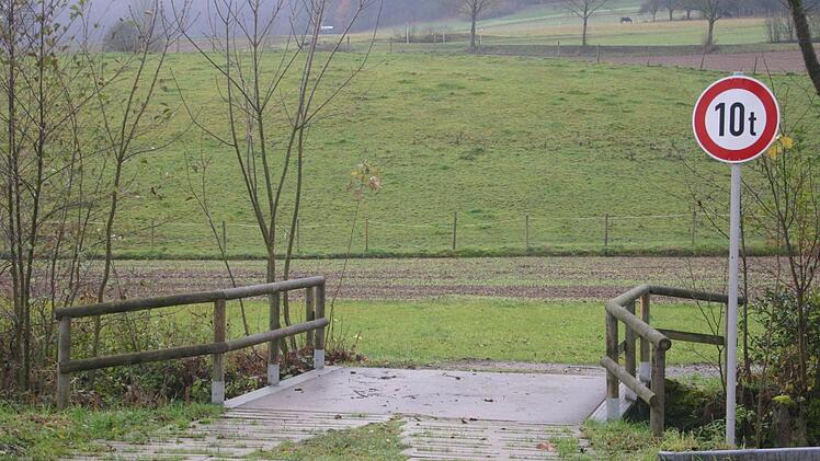 Da der Gemeinde Lautertal keine Unterlagen vorliegen, für welche Gewichtsbelastung eine  Brücke in Neukirchen ausgelegt ist, wurde das Höchstgewicht auf zehn Tonnen beschränkt. Nicht für jeden Bürger war diese Maßnahme nachvollziehbar. Foto: Martin Rebhan