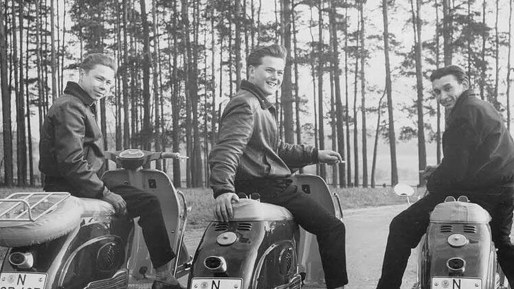 Auch Elvistolle und Motorroller, Petticoat und Rock 'n' Roll   gehörten zur Wirtschaftswunderzeit. Unser Bild zeigt drei Nürnberger Halbstarke, die sich stolz auf ihren Motorrollern fotografieren ließen (entstanden um 1955). Lorz / Haus der Bayerischen Geschichte