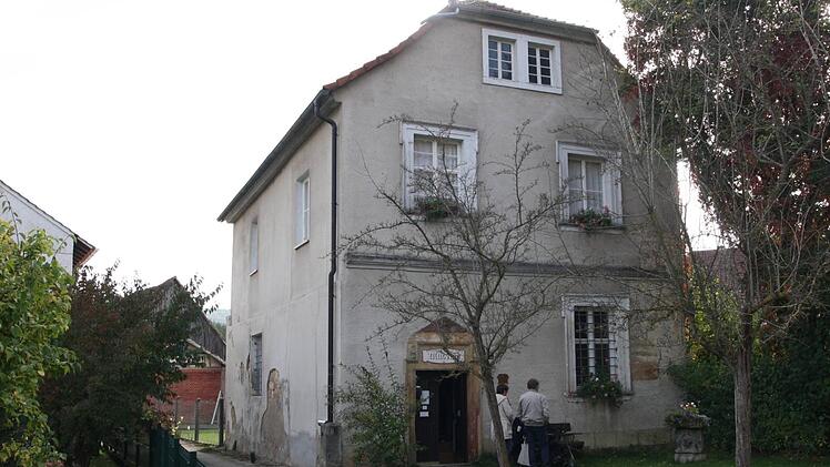 Aufsteigende Nässe verursacht erhebliche Schäden am Museumsgebäude aus Sandstein.