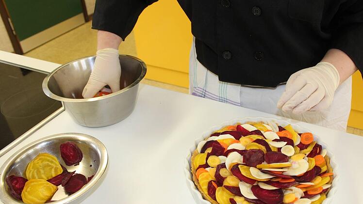Schön bunt sieht die Tarte mit mehreren Rübensorten aus.