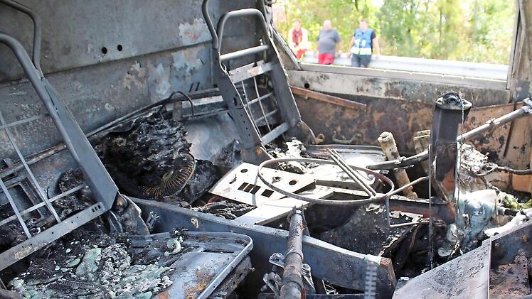 Rund 1000 Grad heiß musste das Feuer sein, schätzte ein Wehrmann aus Baiersdorf: Auf dem Beifahrersitz liegt geschmolzenes Glas.