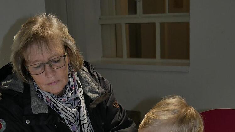 Vollste  Konzentration beim Malen, eine  Lieblingsbeschäftigung der Kinder... Foto: Manja von Nida