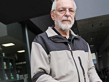 Trauerflor am Arm und der Union Jack auf Halbmast: So reagiert der Höchstadter Mike Gibson auf den Brexit.  Fotos: Andreas Dorsch