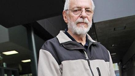 Trauerflor am Arm und der Union Jack auf Halbmast: So reagiert der Höchstadter Mike Gibson auf den Brexit.  Fotos: Andreas Dorsch