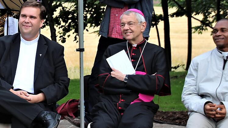 Father Ameke Kenneth (rechts) aus Nigeria feierte in Teuschnitz Gottesdienste und traf auch Detlef Pötzl und Erzbischof Ludwig Schick (von links)  Foto: privat