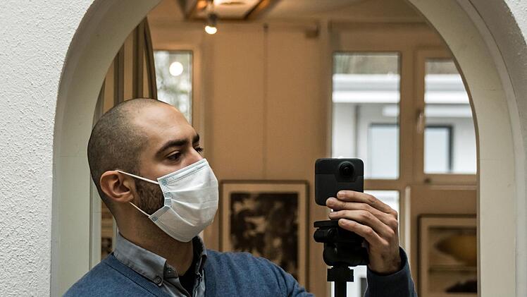 Mit dieser Go-Pro-Kamera erstellt Stephan Welsch 360-Grad-Aufnahmen der Ausstellungsräume im Kunstverein Coburg. Foto: Jochen Berger
