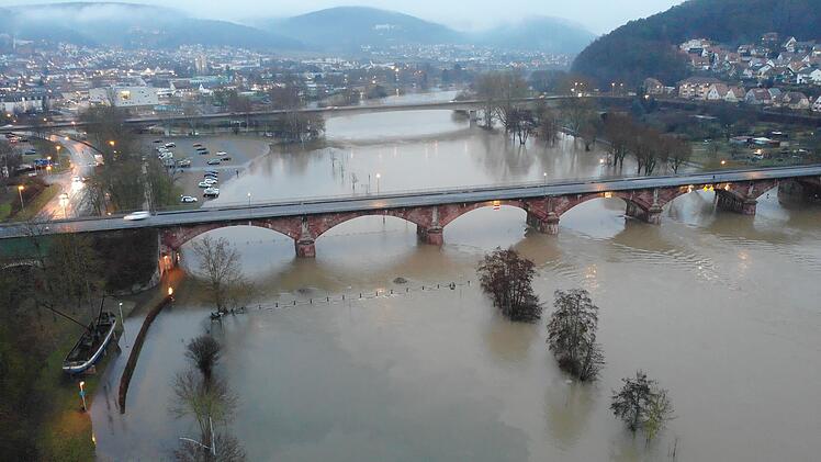 Parkplatz in Lohr wegen Hochwasser geschlossen