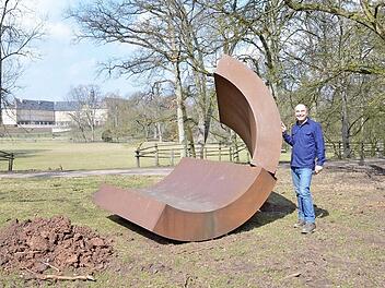 Der ausgeschnittene und verdrehte Halbkreis aus Stahl ist eines der frühen Werke von Thomas Röthel.