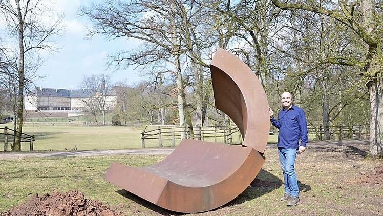 Der ausgeschnittene und verdrehte Halbkreis aus Stahl ist eines der frühen Werke von Thomas Röthel.