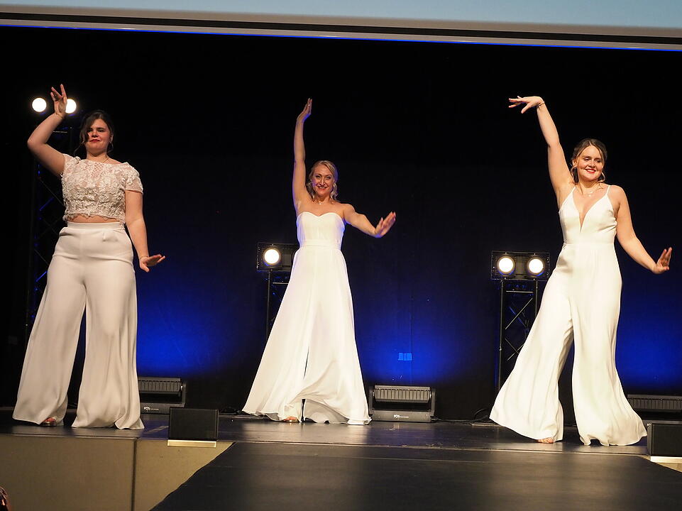 Inkl. Braut- und Festmodenschauen.