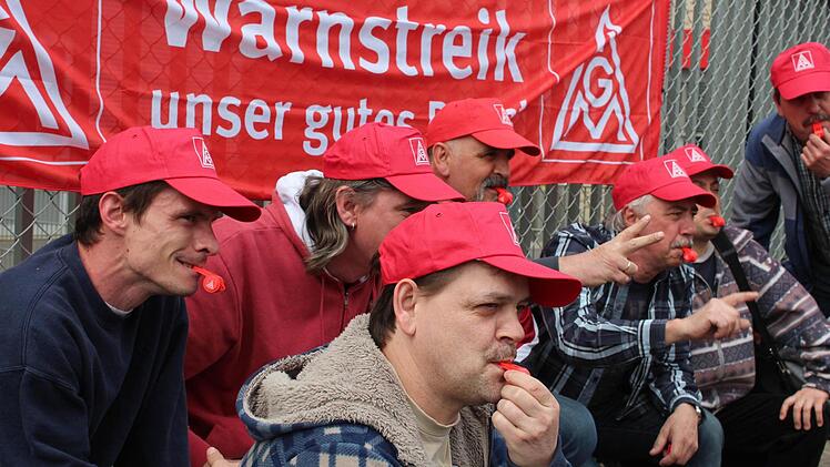 Lautstark fordern diese Bosch-Arbeiter vor den Werkstoren in Volkach mit Trillerpfeifen gerechtere Bezahlung. Foto: Pfannes
