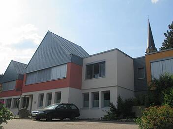 Das Pfarrzentrum St. Josef in Schwürbitz. Am dortigen Kindergarten sollen Krippenräume angebaut werden.