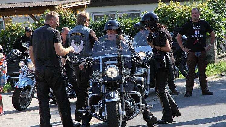 Ein Fahrer genießt die Bewunderung der anderen für sein Bike.
