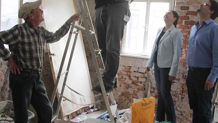 Im Inneren des Häuschens gibt es noch viel zu tun, zeigen die freiwilligen Bauarbeiter Bürgermeister-Stellvertreterin Angela Hofmann und Stefan Wicklein von der Stadtverwaltung.  Foto: Sonja Adam
