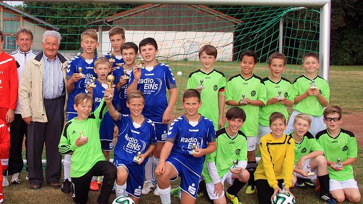 ... vor dem FC Lichtenfels I. Hinten FC-Jugendtrainer Wolfgang Neubauer und Schirmherr Winfried Weinbeer. Foto: Heinz Voll