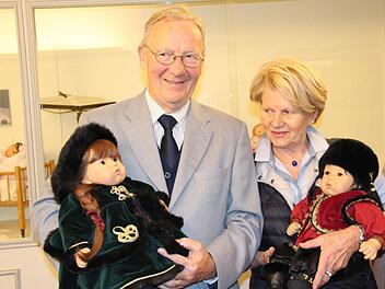Rainer Oertel mit Natascha, Christin Leckert mit Nicolai: Die beiden Vorstandsmitglieder des Freundeskreises Puppenmuseum übergaben gestern die beiden Künstlerpuppen ans Museum. Foto: Simone Bastian