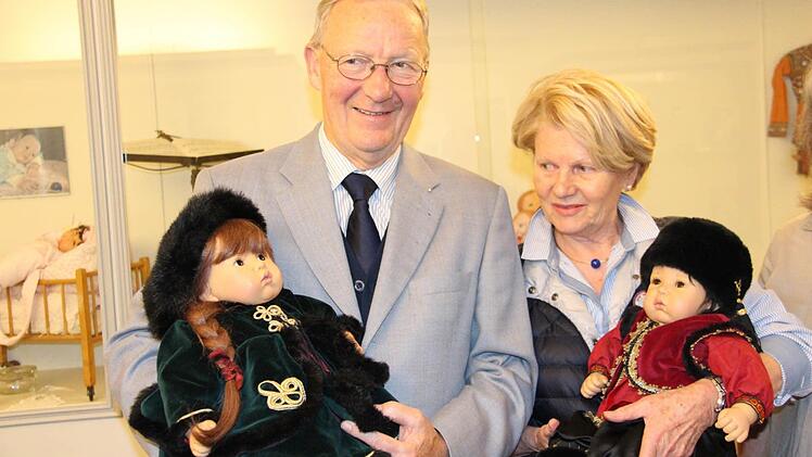 Rainer Oertel mit Natascha, Christin Leckert mit Nicolai: Die beiden Vorstandsmitglieder des Freundeskreises Puppenmuseum übergaben gestern die beiden Künstlerpuppen ans Museum. Foto: Simone Bastian
