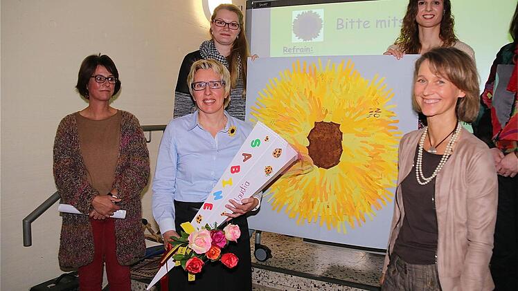 Die Euerdorfer packten Leckereien und gute Wünsche in die Schultüte ihrer neuen Rektorin.