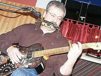 Vollblutmusiker aus Hirschaid: Wolfgang Kalb mit seiner Dobro-Gitarre. Sie erklingt am 21. März im "TECnet Zentrum" in Burkersdorf.  Foto: Stephan Stöckel