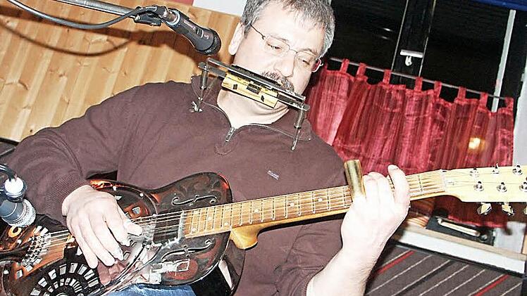 Vollblutmusiker aus Hirschaid: Wolfgang Kalb mit seiner Dobro-Gitarre. Sie erklingt am 21. März im "TECnet Zentrum" in Burkersdorf.  Foto: Stephan Stöckel
