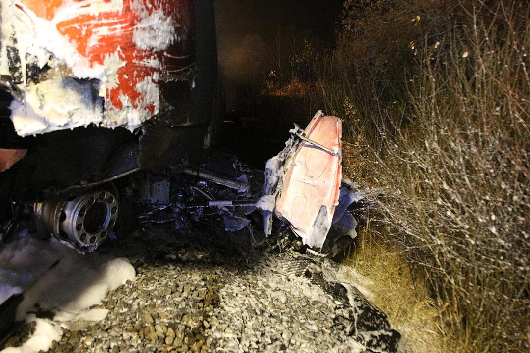 Personenzug rast in US-Militär-Schwertransporter