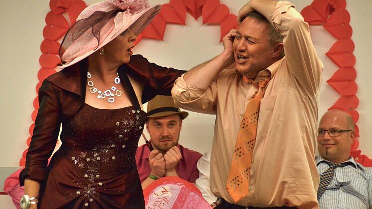 Egon (Frank Heckelmann) bekommt mal wieder die Ohren von seiner Frau Lioba (Steffi Schlereth) lang gezogen, was Detlef (Thomas Kropp) und Alois( Gerhard Schlereth) verfolgen. Foto: Kathrin Kupka-Hahn
