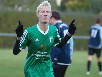 Jakob Förstel hatte allen Grund zum Feiern: Er erzielte für die SG Pinzberg/Gosberg einen Dreierpack im Heimspiel gegen den SV Pretzfeld in der A-Klasse 3. Am Ende gewann die SG mit 5:1.  Fotos: Matthias Hofmann