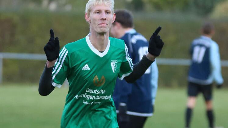Jakob Förstel hatte allen Grund zum Feiern: Er erzielte für die SG Pinzberg/Gosberg einen Dreierpack im Heimspiel gegen den SV Pretzfeld in der A-Klasse 3. Am Ende gewann die SG mit 5:1.  Fotos: Matthias Hofmann