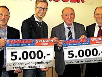 Bei der Scheckübergabe (von links): Thomas Sagasser, Marcus Köhler vom Kinder- und Jugendhospiz in Tambach-Dietharz, Caritas-Geschäftsführer Richard Reich und Michael Sagasser  Foto: Martin Koch