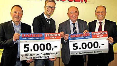 Bei der Scheckübergabe (von links): Thomas Sagasser, Marcus Köhler vom Kinder- und Jugendhospiz in Tambach-Dietharz, Caritas-Geschäftsführer Richard Reich und Michael Sagasser  Foto: Martin Koch