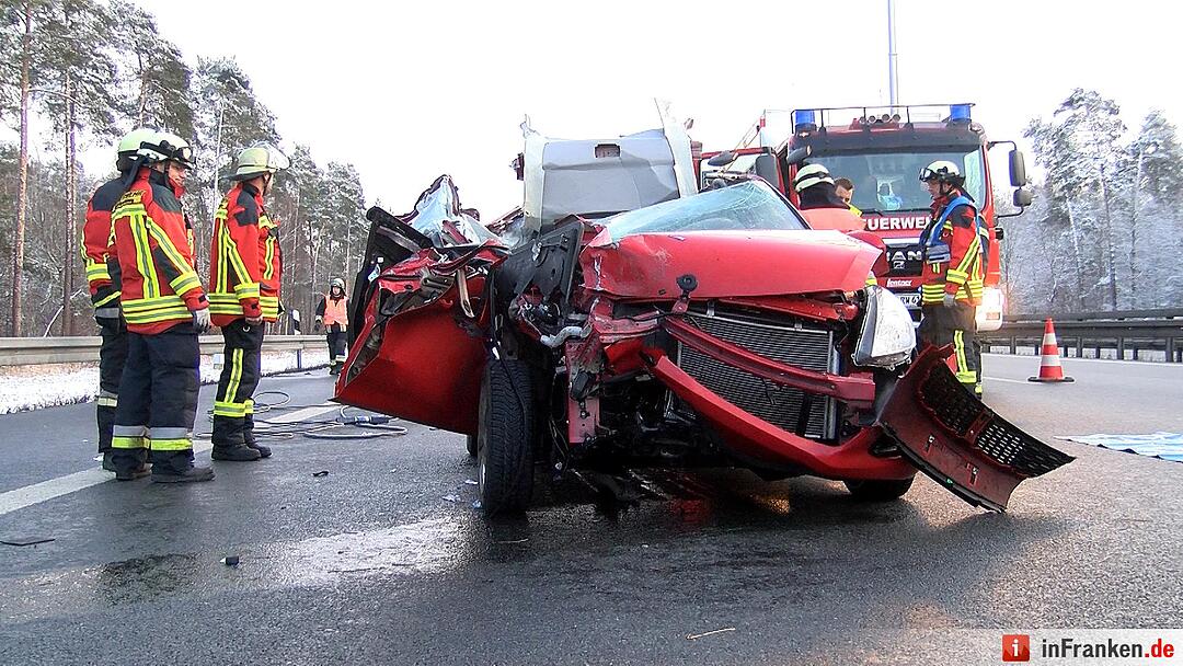 Schwerer Verkehrsunfall auf A3 bei Tennenlohe