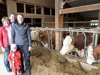 Rainer Hartmann, im Bild mit Ehefrau Elke, Tochter Michaela Hartmann und Enkelin Leonie, befürchtet, dass durch die Errichtung der Freiflächen-Photovoltaikanlage bei Gössenreuth weitere landwirtschaftsliche Fläche verloren geht. Foto: Werner Reißaus