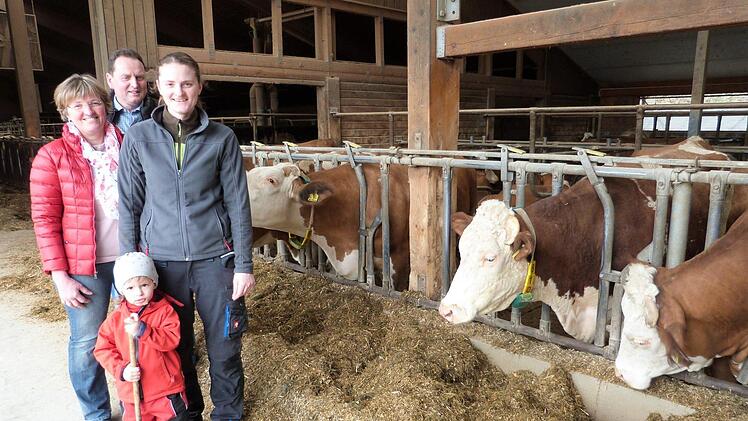 Rainer Hartmann, im Bild mit Ehefrau Elke, Tochter Michaela Hartmann und Enkelin Leonie, befürchtet, dass durch die Errichtung der Freiflächen-Photovoltaikanlage bei Gössenreuth weitere landwirtschaftsliche Fläche verloren geht. Foto: Werner Reißaus