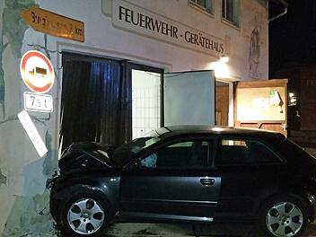 Ein Auto beschädigte das Feuerwehrhaus. Es stand bereits leer. Die Feuerwehr war zuvor schon in einen Neubau umgezogen. Foto: Arnold Nöth