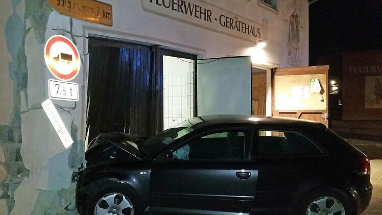 Ein Auto beschädigte das Feuerwehrhaus. Es stand bereits leer. Die Feuerwehr war zuvor schon in einen Neubau umgezogen. Foto: Arnold Nöth