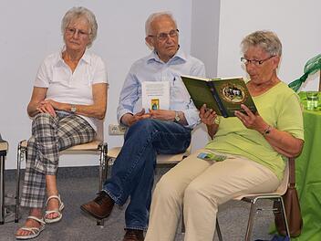 Ursula Röder-Geiberger, Wilhelm Schönherr und Karin Beck (von links) haben zum letzten Mal im Bibliotheks- und Informationszentrum in Haßfurt Kindern vorgelesen. Dafür wurden sie von der Leiterin der Bücherei, Annelie Ebert, mit Präsenten verabschiedet.  Foto: Ulrike Langer