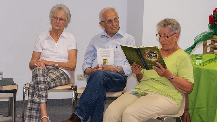 Ursula Röder-Geiberger, Wilhelm Schönherr und Karin Beck (von links) haben zum letzten Mal im Bibliotheks- und Informationszentrum in Haßfurt Kindern vorgelesen. Dafür wurden sie von der Leiterin der Bücherei, Annelie Ebert, mit Präsenten verabschiedet.  Foto: Ulrike Langer