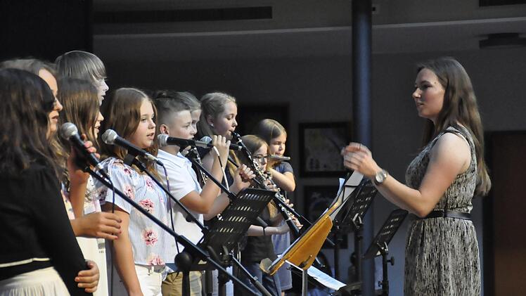 Die Musikklasse 6d präsentierte -unter der musikalischen Leitung von Elke Jörg - einen selbst erarbeiteten Song zur Begeisterung der Zuhörer. Foto: Peter Klopf