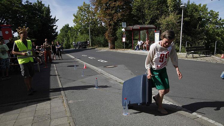 Kofferslalom a la else!2: Ein nicht ganz einfaches Unterfangen mit den Rollkoffern Slalom zu laufen. Oliver Schikora