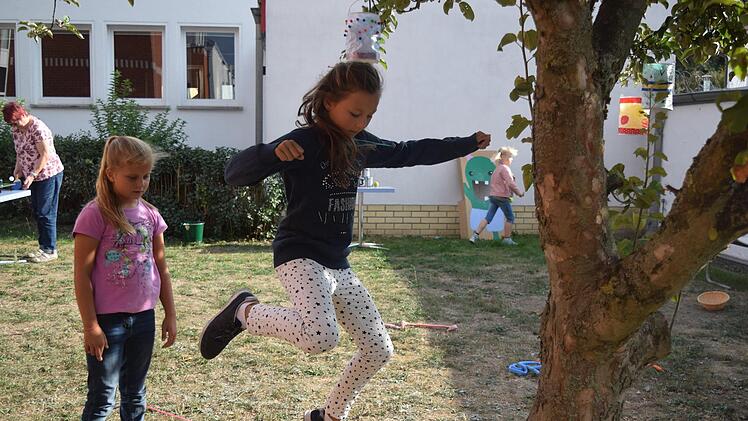 Die Laternen von Nele und Luca haben ihren Platz am Apfelbaum im Museumsgarten gefunden. Foto: Daniela Pondelicek