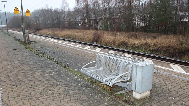 Sitzgelegenheiten am Bahnhof Stockheim. Foto: Andreas Schmitt