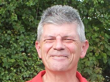 Dieter Wirth verbindet Kriminalfälle mit Humor.     Foto: Manfred Welker